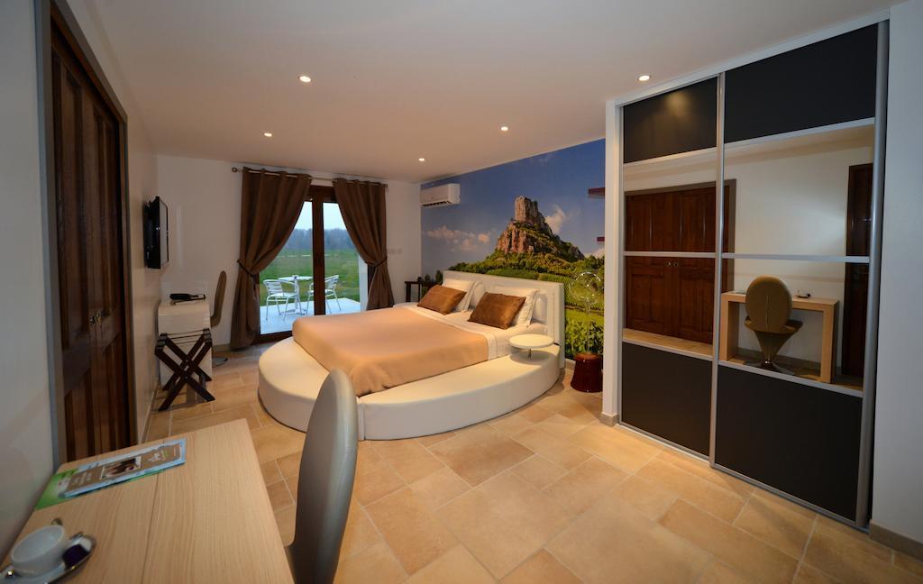 Domaine De La Garde Bed & Breakfast Vonnas Ruang foto