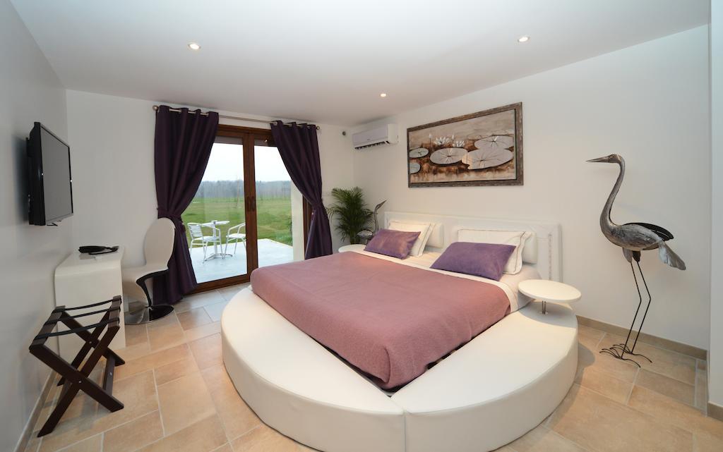 Domaine De La Garde Bed & Breakfast Vonnas Ruang foto