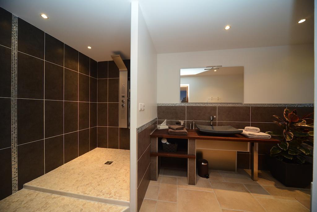 Domaine De La Garde Bed & Breakfast Vonnas Ruang foto